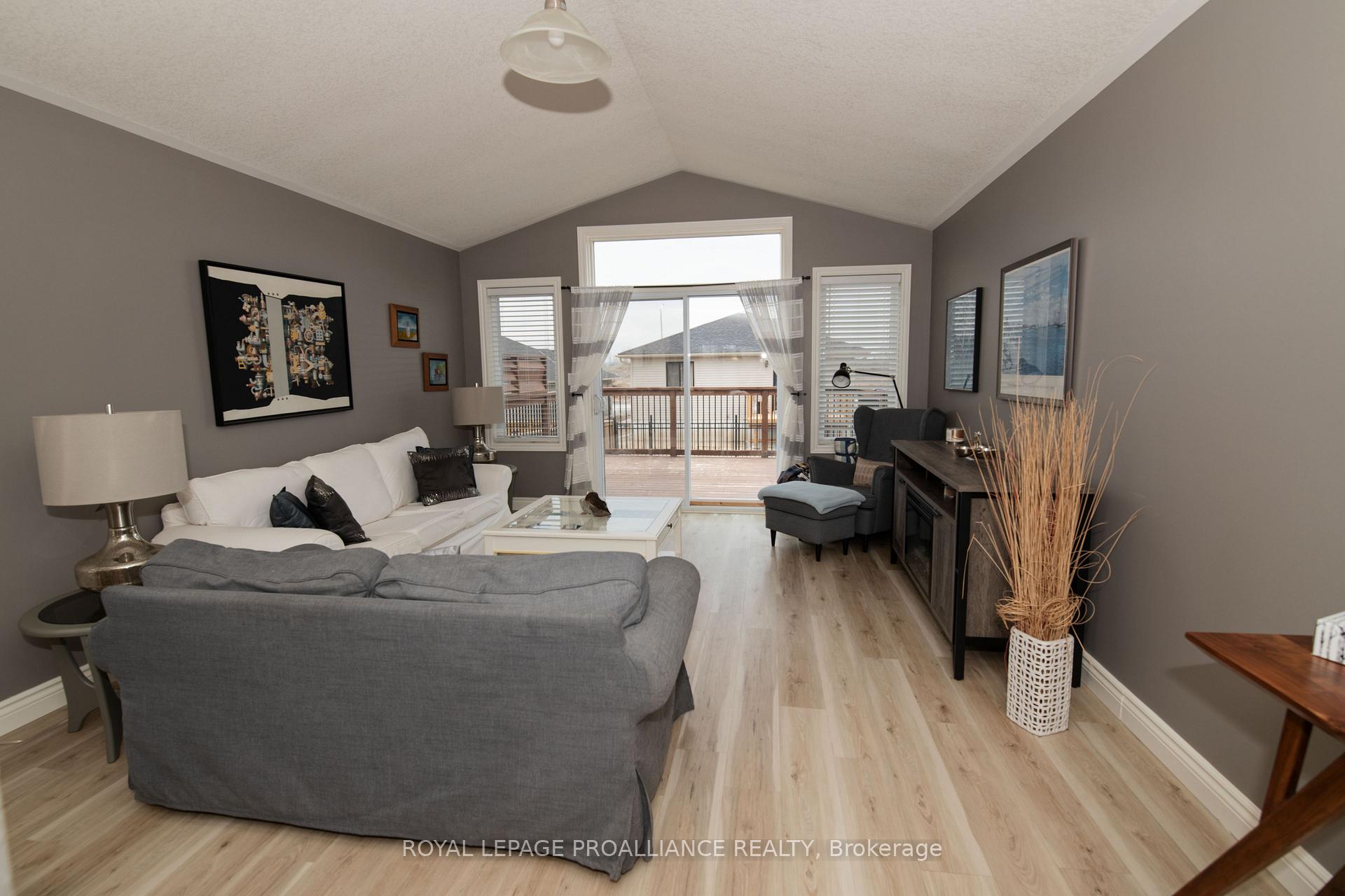 Photo 11 of 28 Butternut Court, Belleville, Belleville Ward — HOMEH