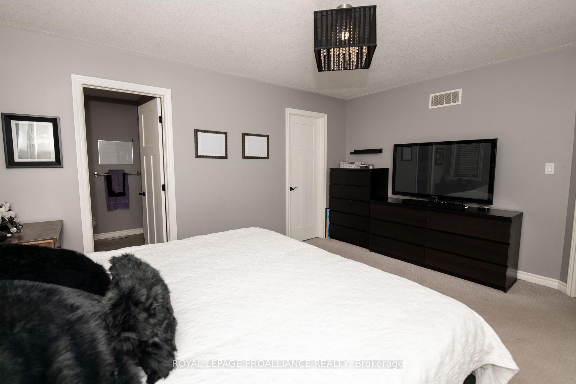 Photo 8 of 28 Butternut Court, Belleville, Belleville Ward — HOMEH