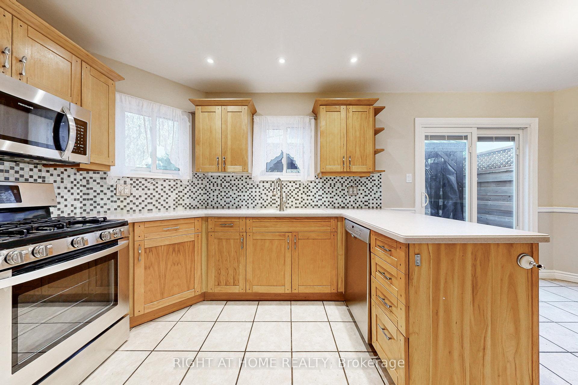 Photo 15 of 91 O'shaughnessy Crescent, Barrie, Holly — HOMEH