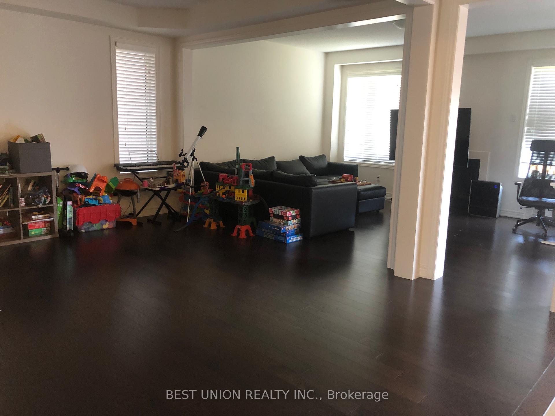 Photo 3 of 21 Beaconsfield Drive, Vaughan, Kleinburg — HOMEH