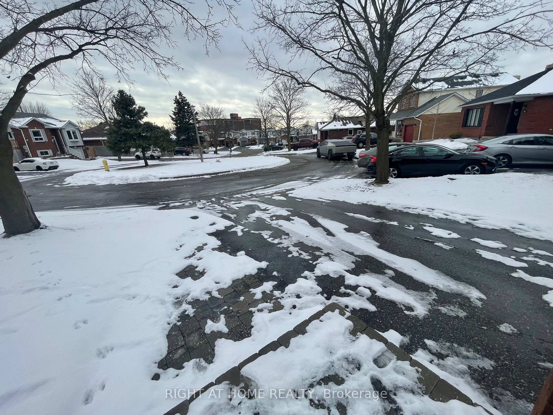 Photo 3 of Unit Upper, 880 Meadowhill Court, Oshawa, Pinecrest — HOMEH