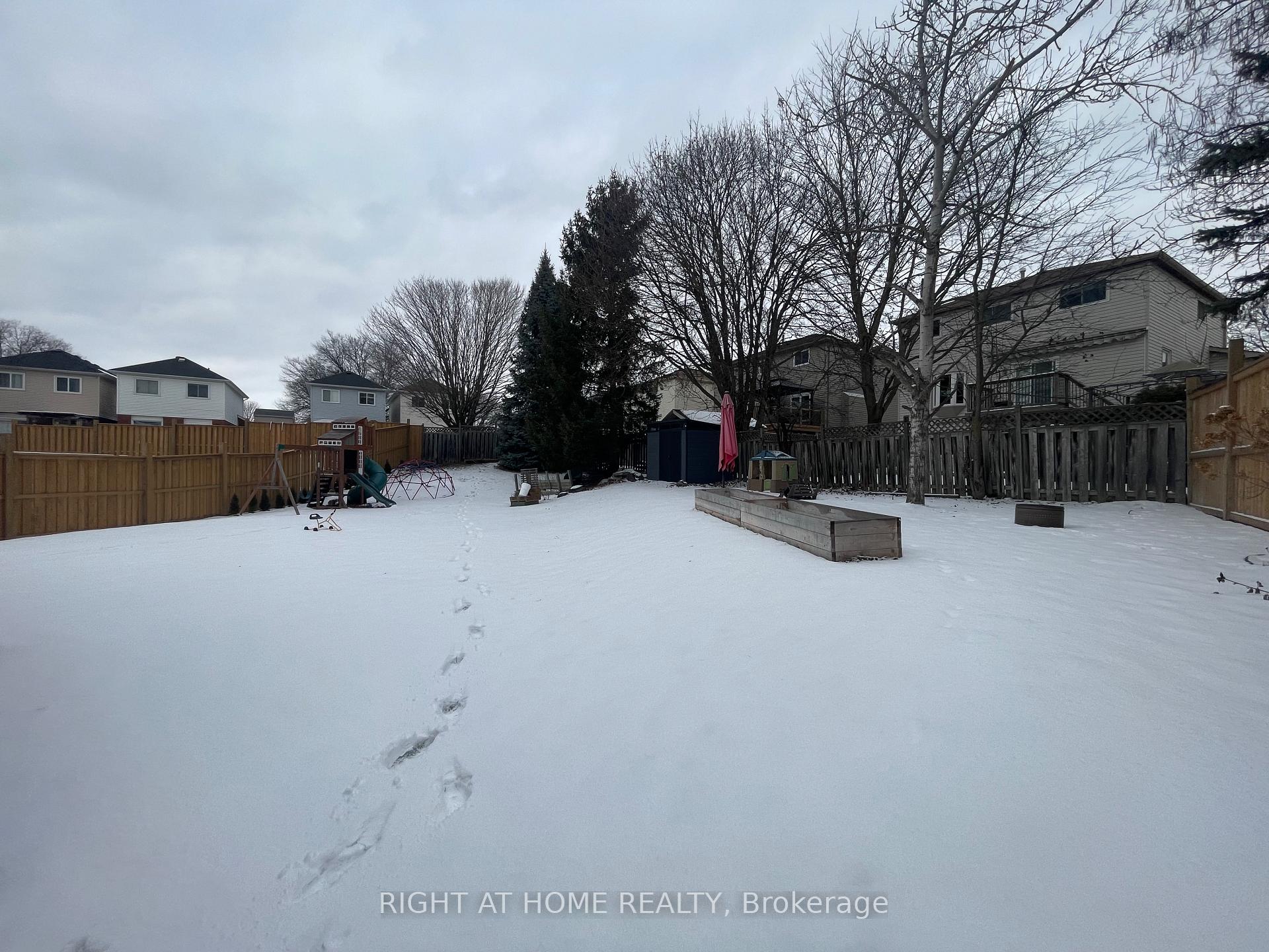 Photo 24 of Unit Upper, 880 Meadowhill Court, Oshawa, Pinecrest — HOMEH