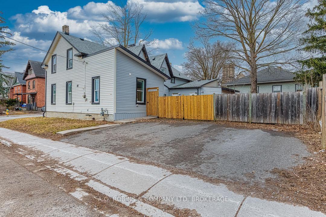 Photo 2 of 284 Brock Street, Peterborough, Town Ward 3 — HOMEH