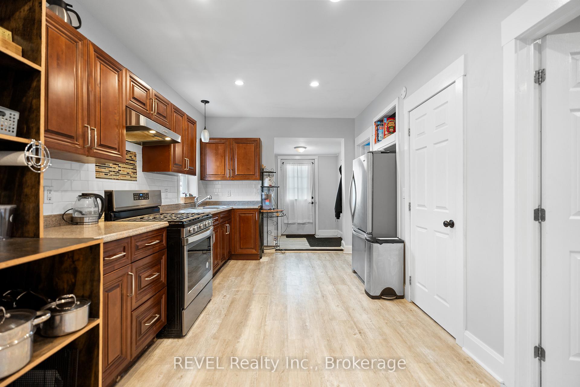 Photo 3 of 421 Wright Street, Welland, Lincoln/Crowland — HOMEH