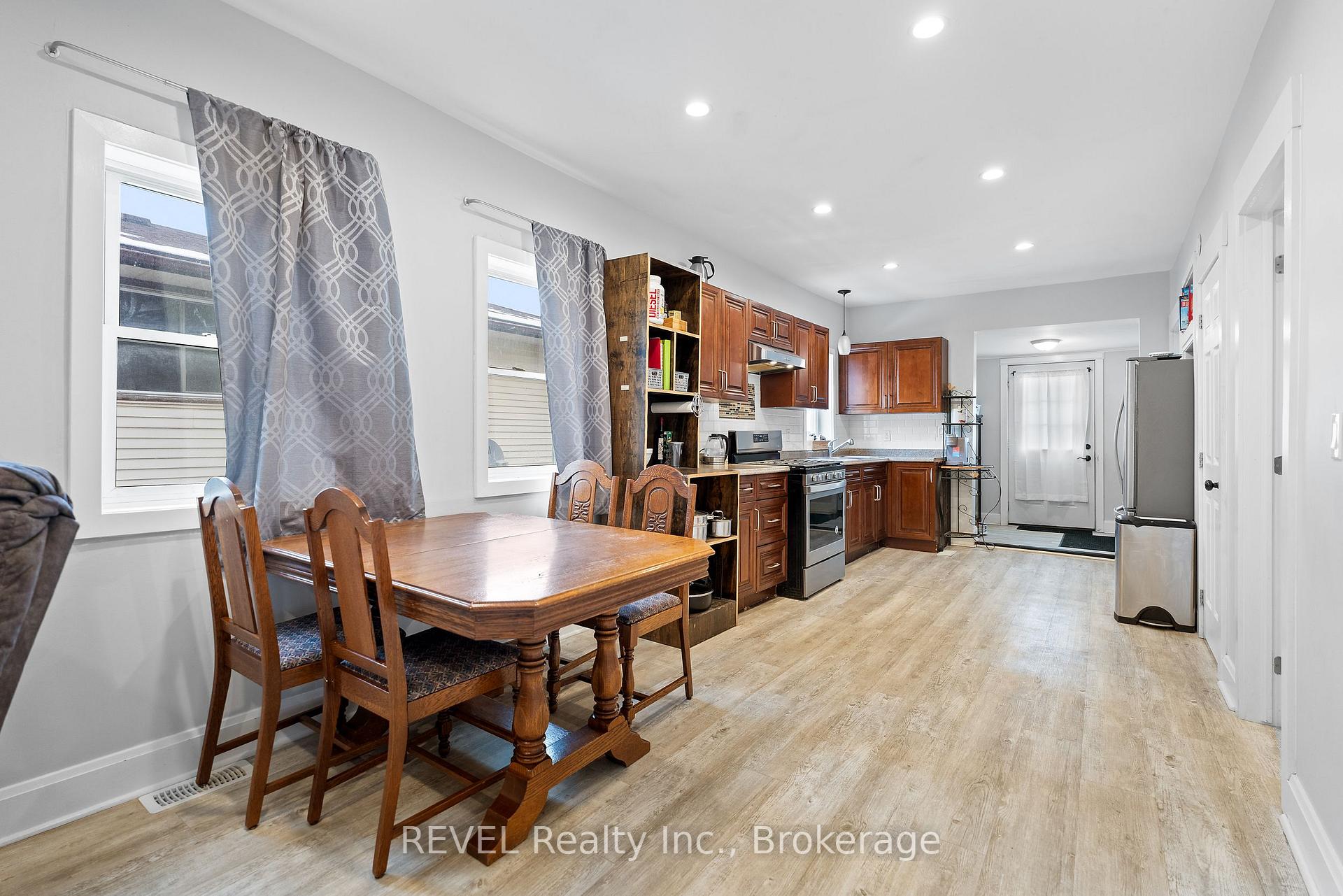 Photo 4 of 421 Wright Street, Welland, Lincoln/Crowland — HOMEH