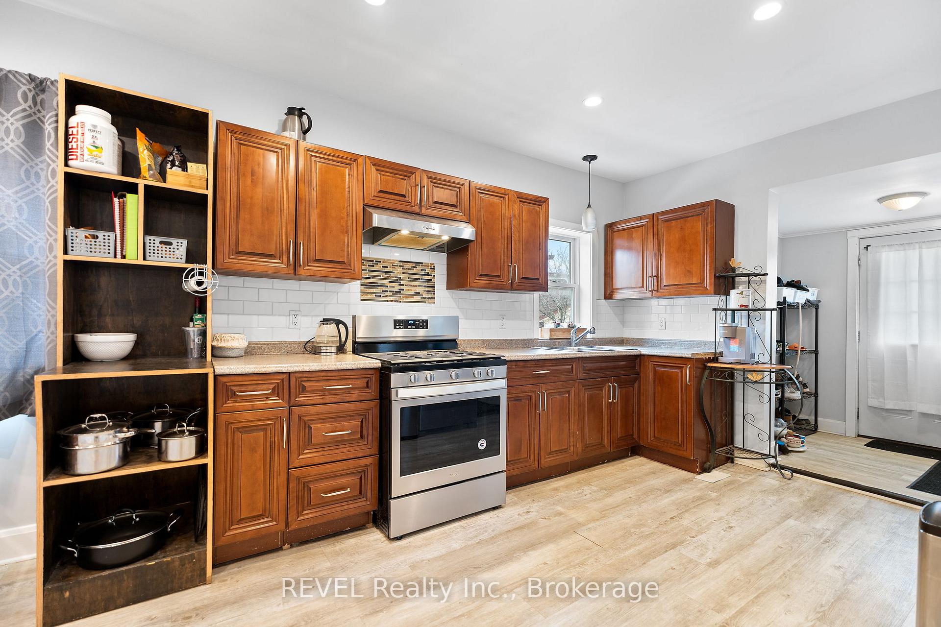 Photo 5 of 421 Wright Street, Welland, Lincoln/Crowland — HOMEH