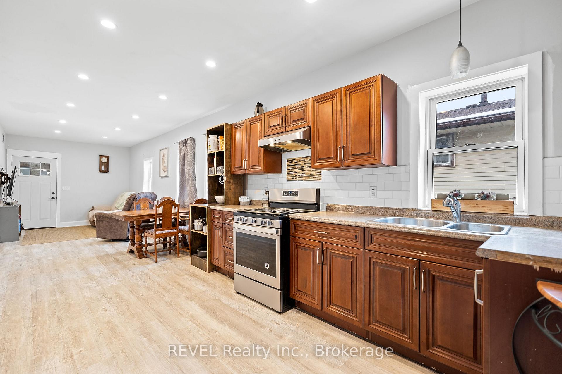 Photo 6 of 421 Wright Street, Welland, Lincoln/Crowland — HOMEH
