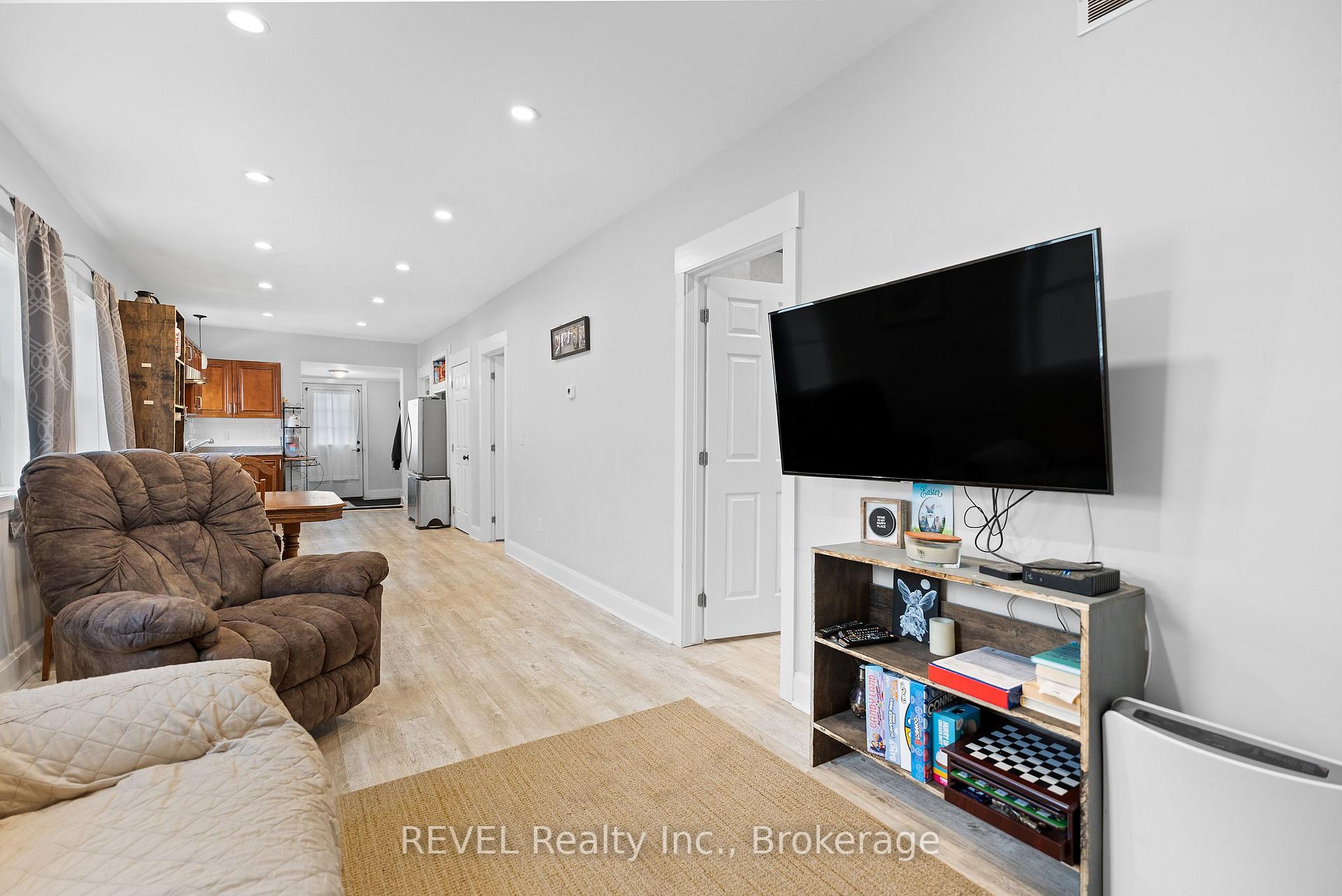 Photo 8 of 421 Wright Street, Welland, Lincoln/Crowland — HOMEH