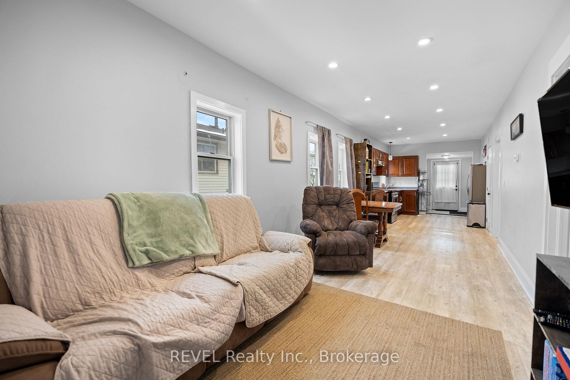 Photo 9 of 421 Wright Street, Welland, Lincoln/Crowland — HOMEH