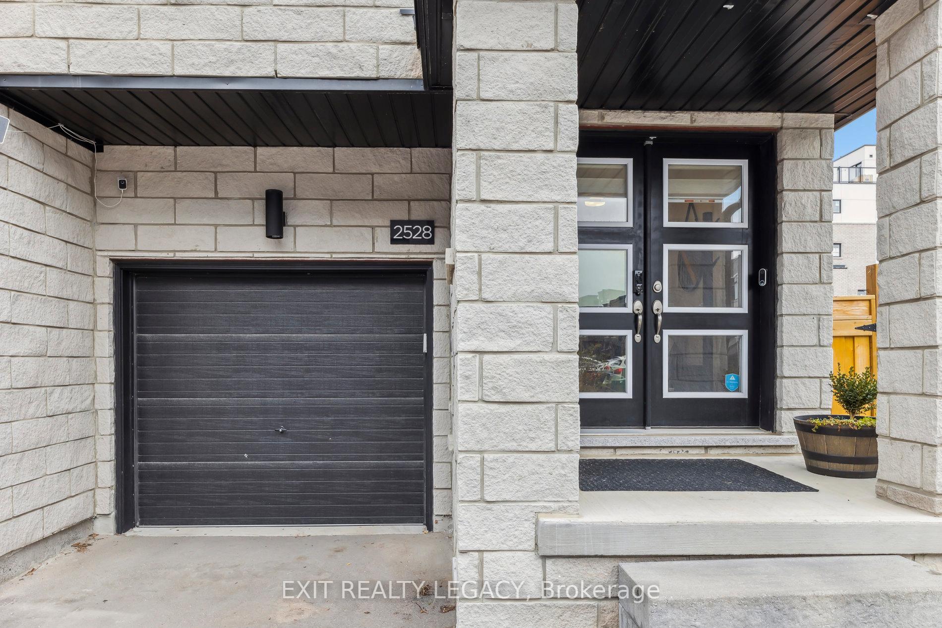 Photo 3 of 2528 Castlegate Crossing, Pickering, Duffin Heights — HOMEH