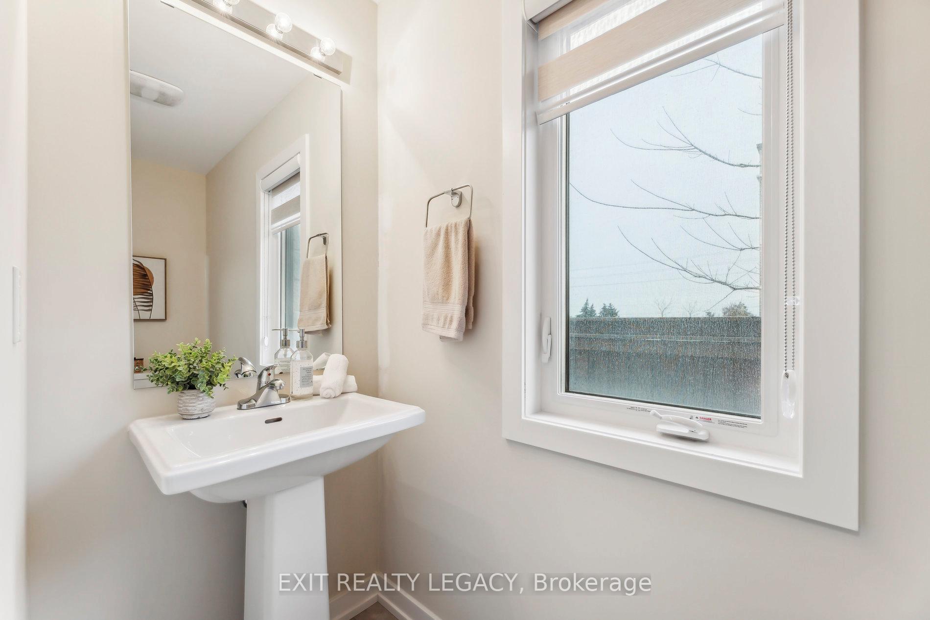 Photo 9 of 2528 Castlegate Crossing, Pickering, Duffin Heights — HOMEH