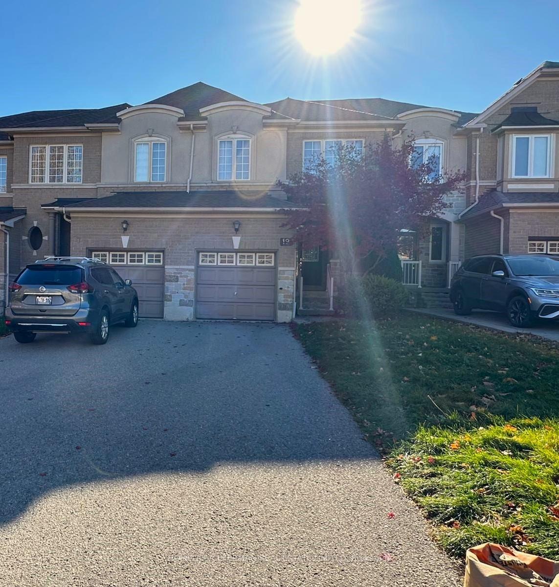 Photo 2 of 19 Shemer Drive, Vaughan, Patterson — HOMEH