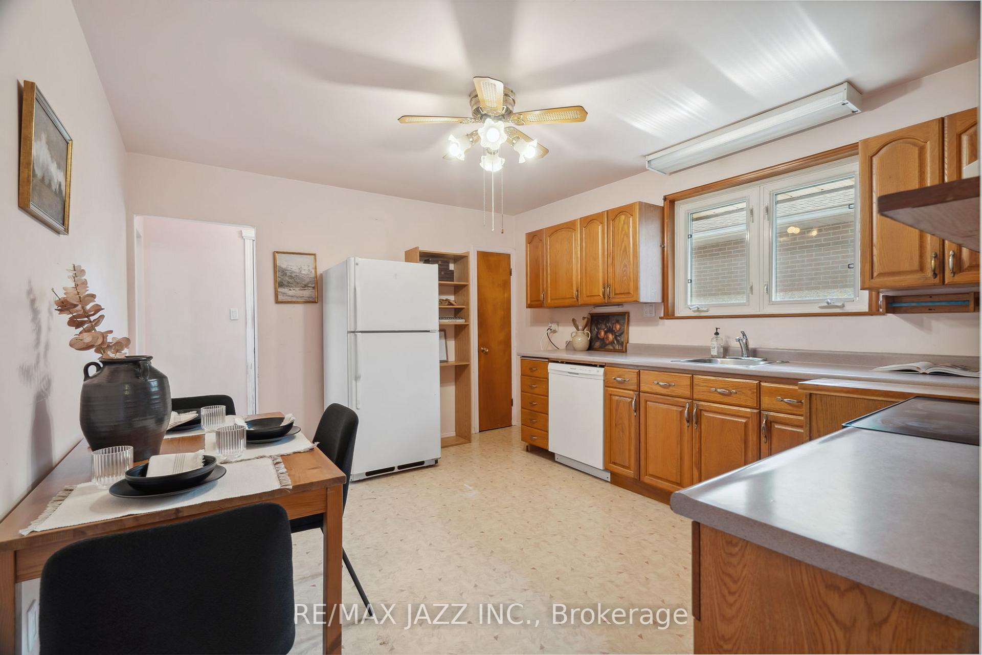 Photo 10 of 368 Wolfe Street, Oshawa, Lakeview — HOMEH