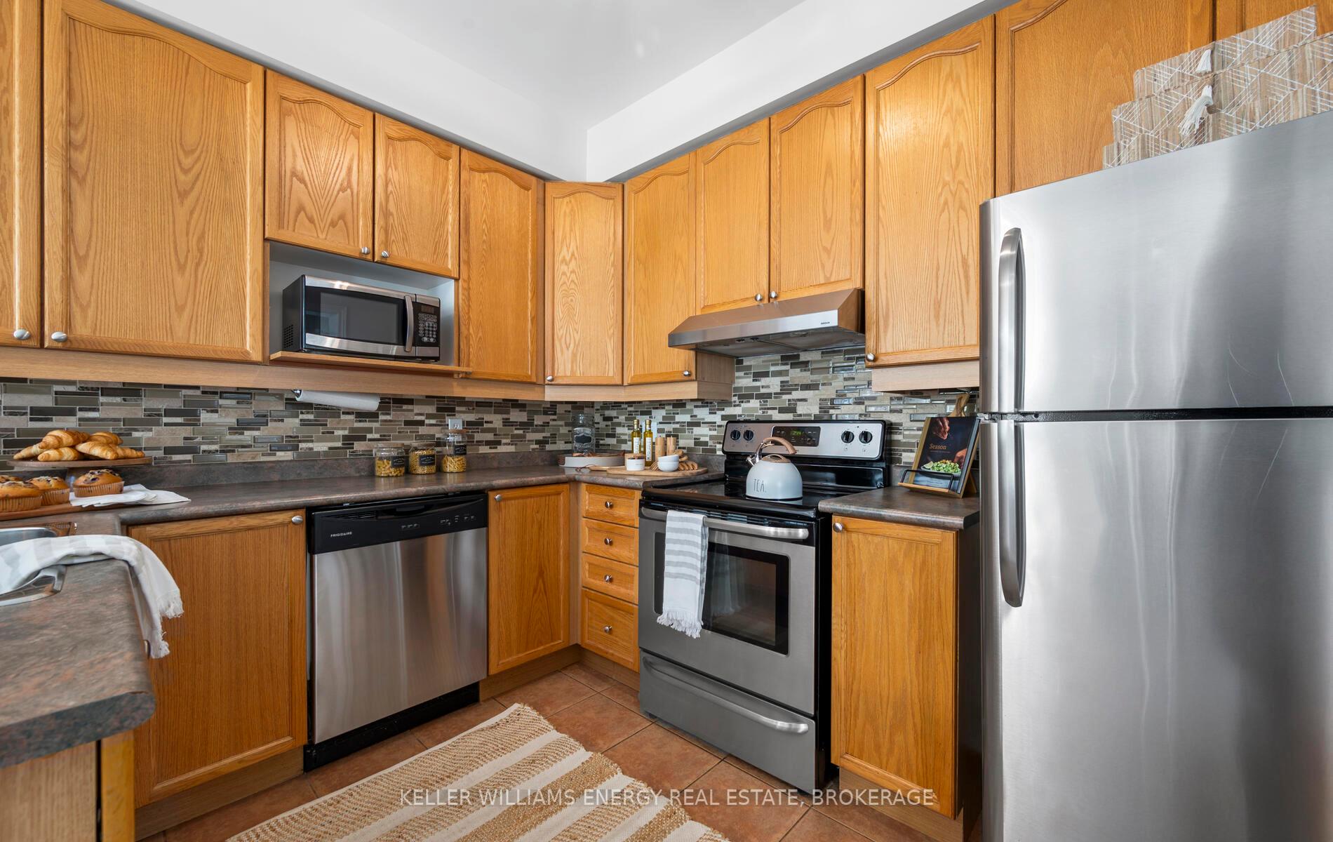 Photo 9 of 23 Charest Place, Whitby, Brooklin — HOMEH