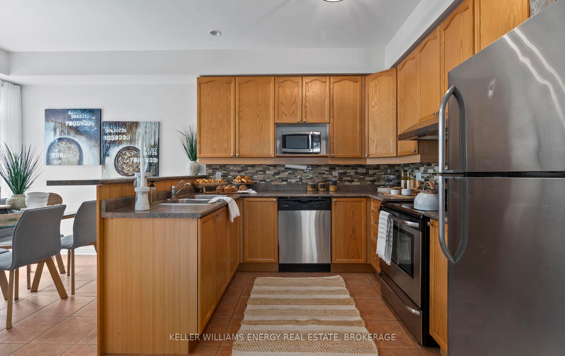 Photo 10 of 23 Charest Place, Whitby, Brooklin — HOMEH