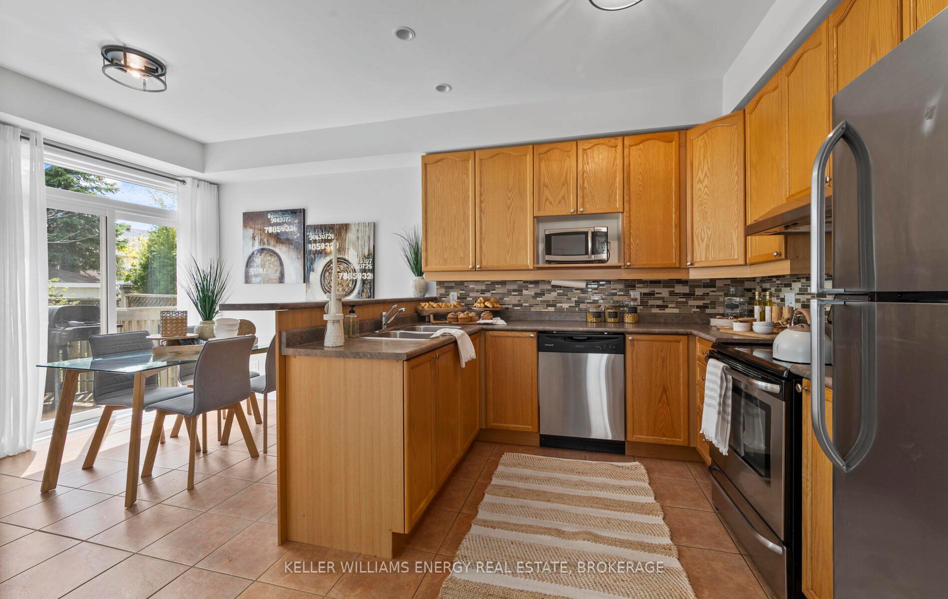 Photo 11 of 23 Charest Place, Whitby, Brooklin — HOMEH