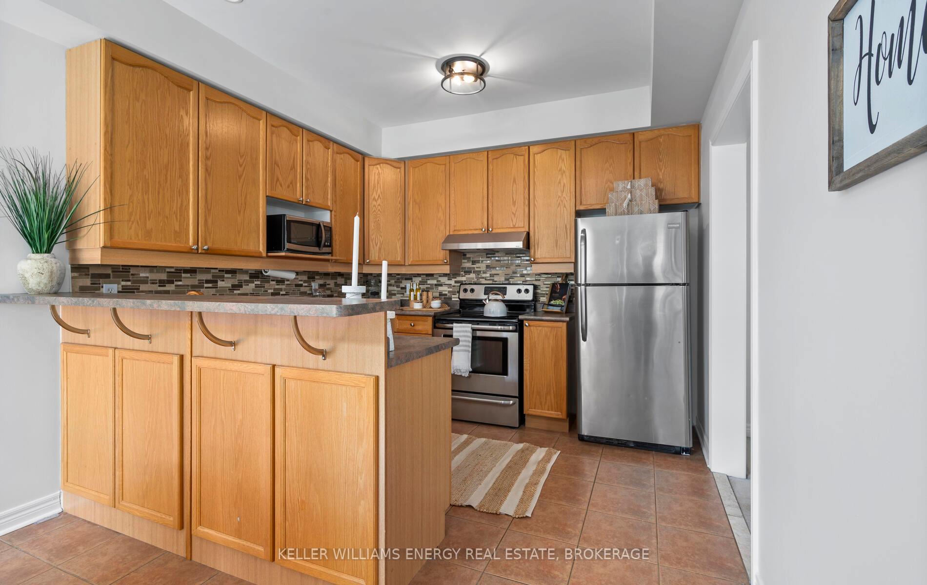 Photo 12 of 23 Charest Place, Whitby, Brooklin — HOMEH
