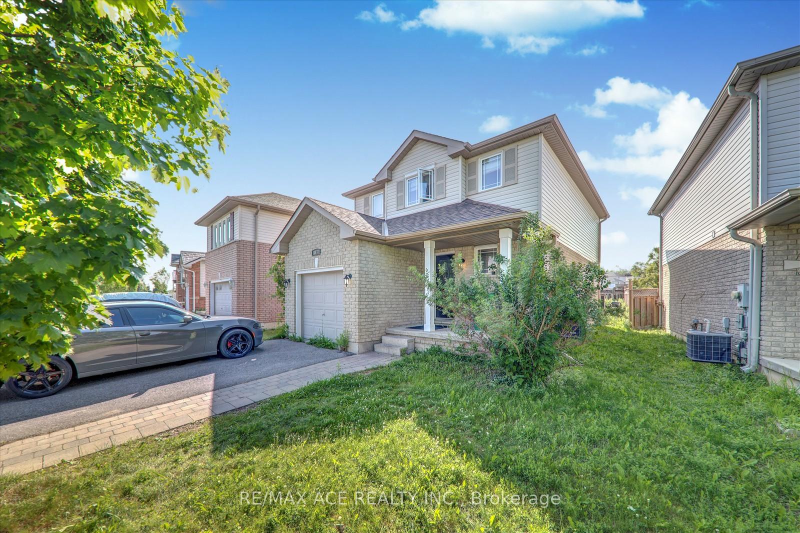 Photo 2 of 303 Spillsbury Drive, Peterborough, Otonabee Ward 1 — HOMEH