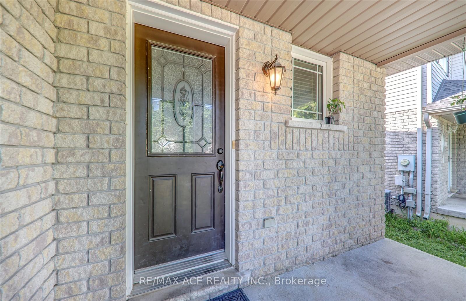 Photo 9 of 303 Spillsbury Drive, Peterborough, Otonabee Ward 1 — HOMEH