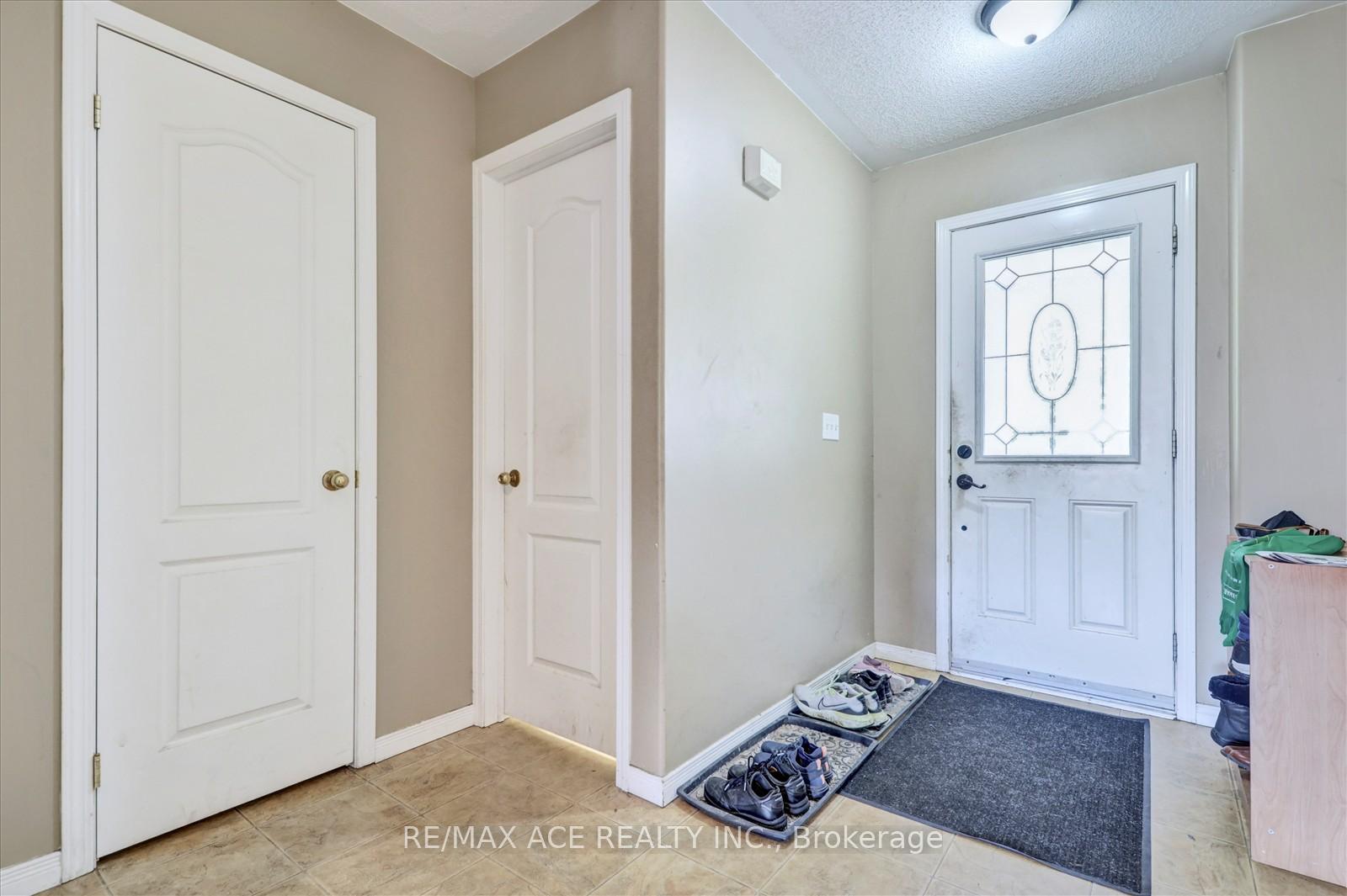 Photo 10 of 303 Spillsbury Drive, Peterborough, Otonabee Ward 1 — HOMEH