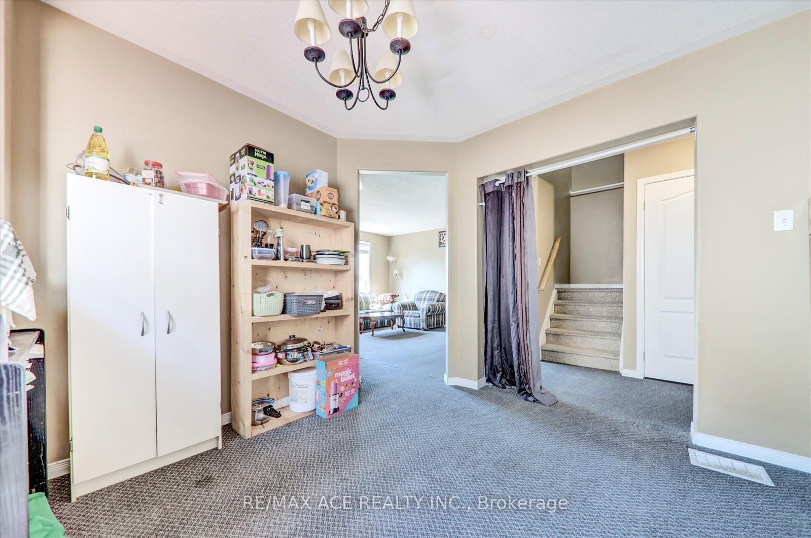 Photo 13 of 303 Spillsbury Drive, Peterborough, Otonabee Ward 1 — HOMEH