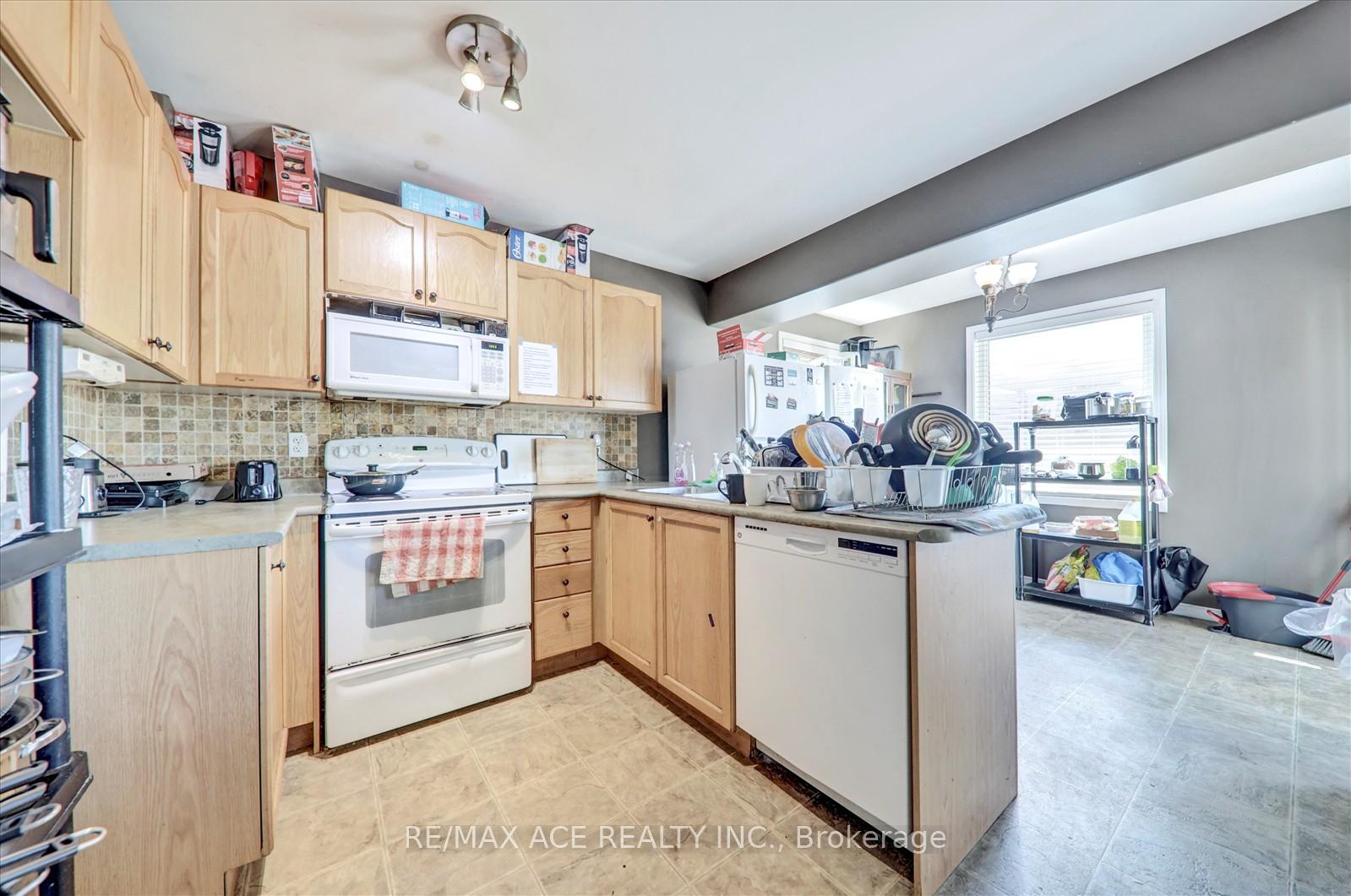 Photo 14 of 303 Spillsbury Drive, Peterborough, Otonabee Ward 1 — HOMEH