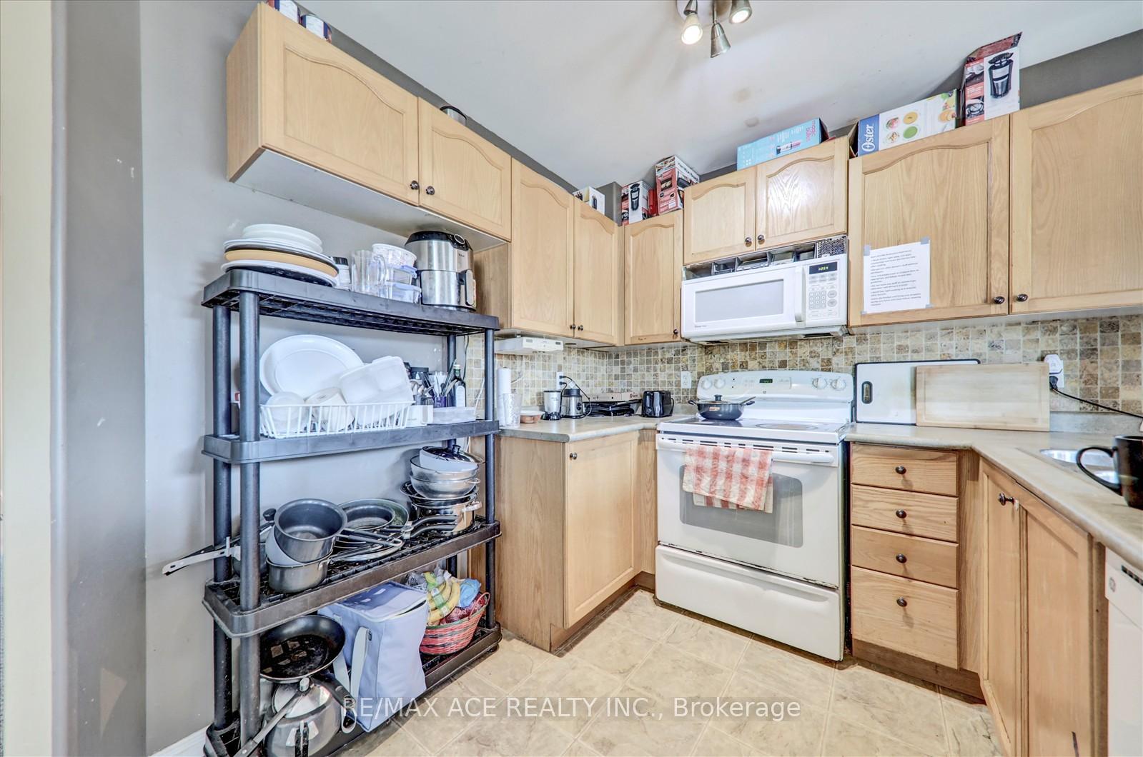 Photo 15 of 303 Spillsbury Drive, Peterborough, Otonabee Ward 1 — HOMEH
