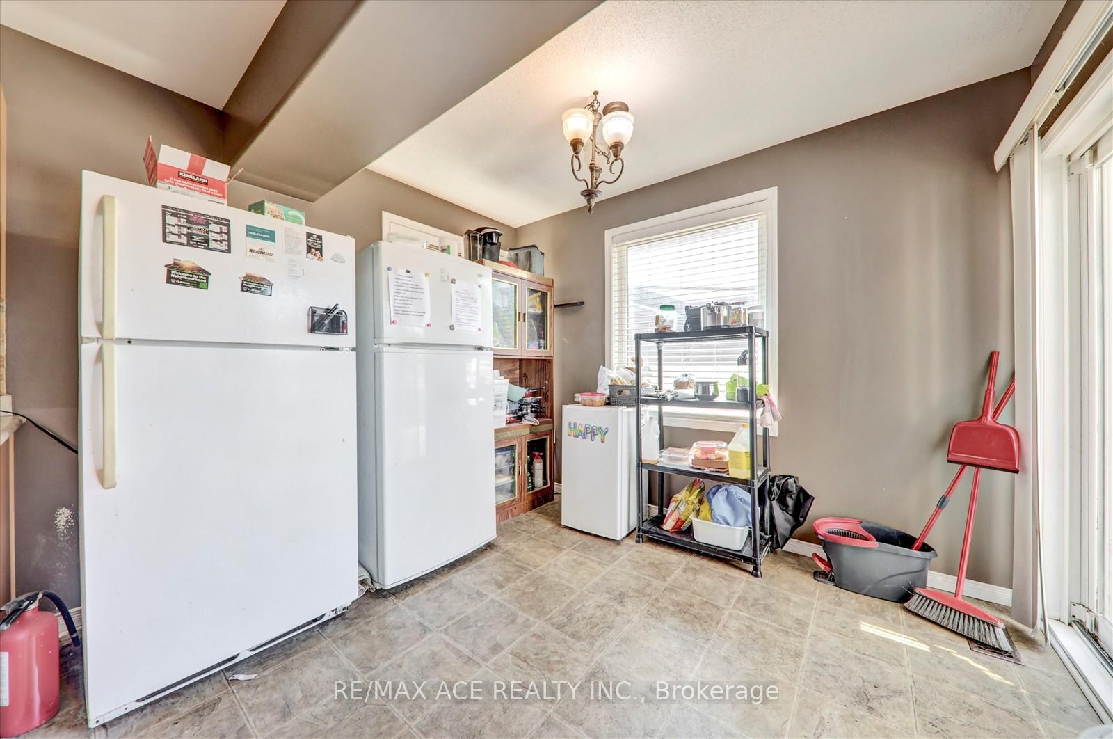 Photo 17 of 303 Spillsbury Drive, Peterborough, Otonabee Ward 1 — HOMEH