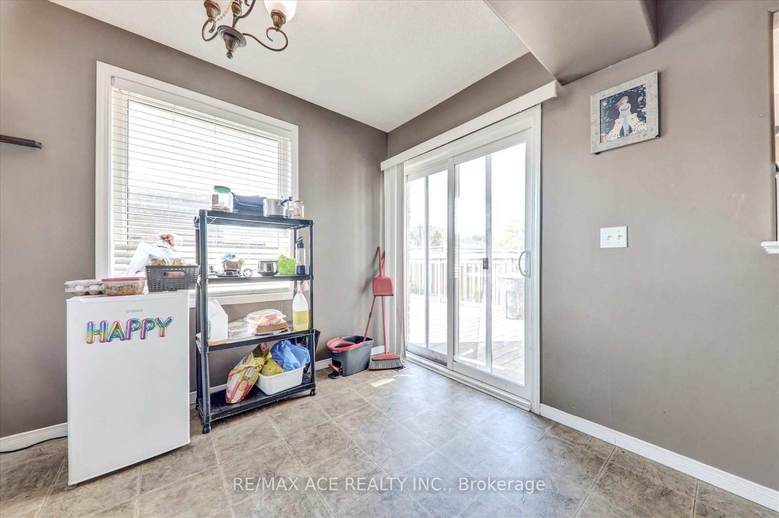Photo 18 of 303 Spillsbury Drive, Peterborough, Otonabee Ward 1 — HOMEH