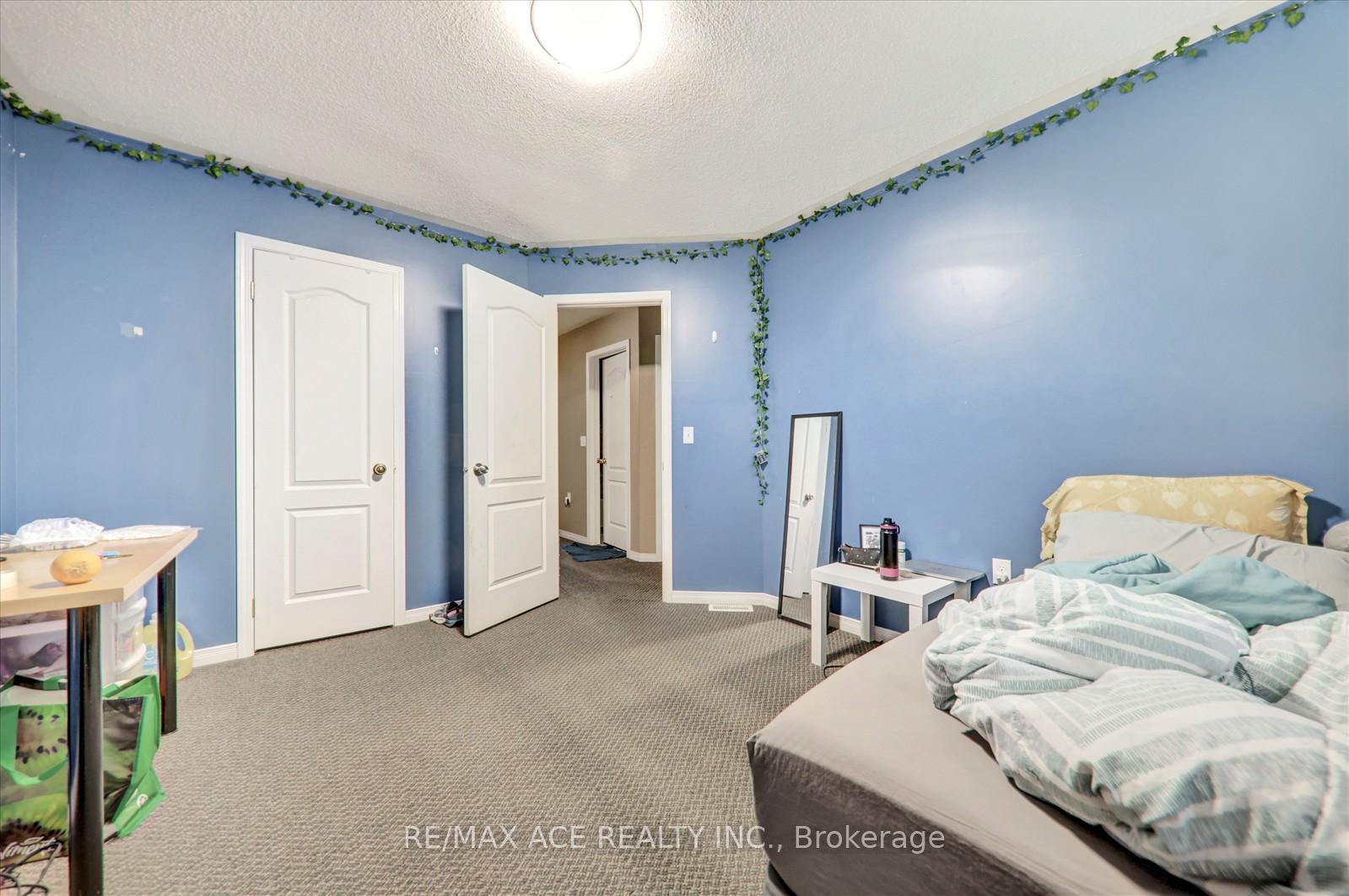 Photo 27 of 303 Spillsbury Drive, Peterborough, Otonabee Ward 1 — HOMEH