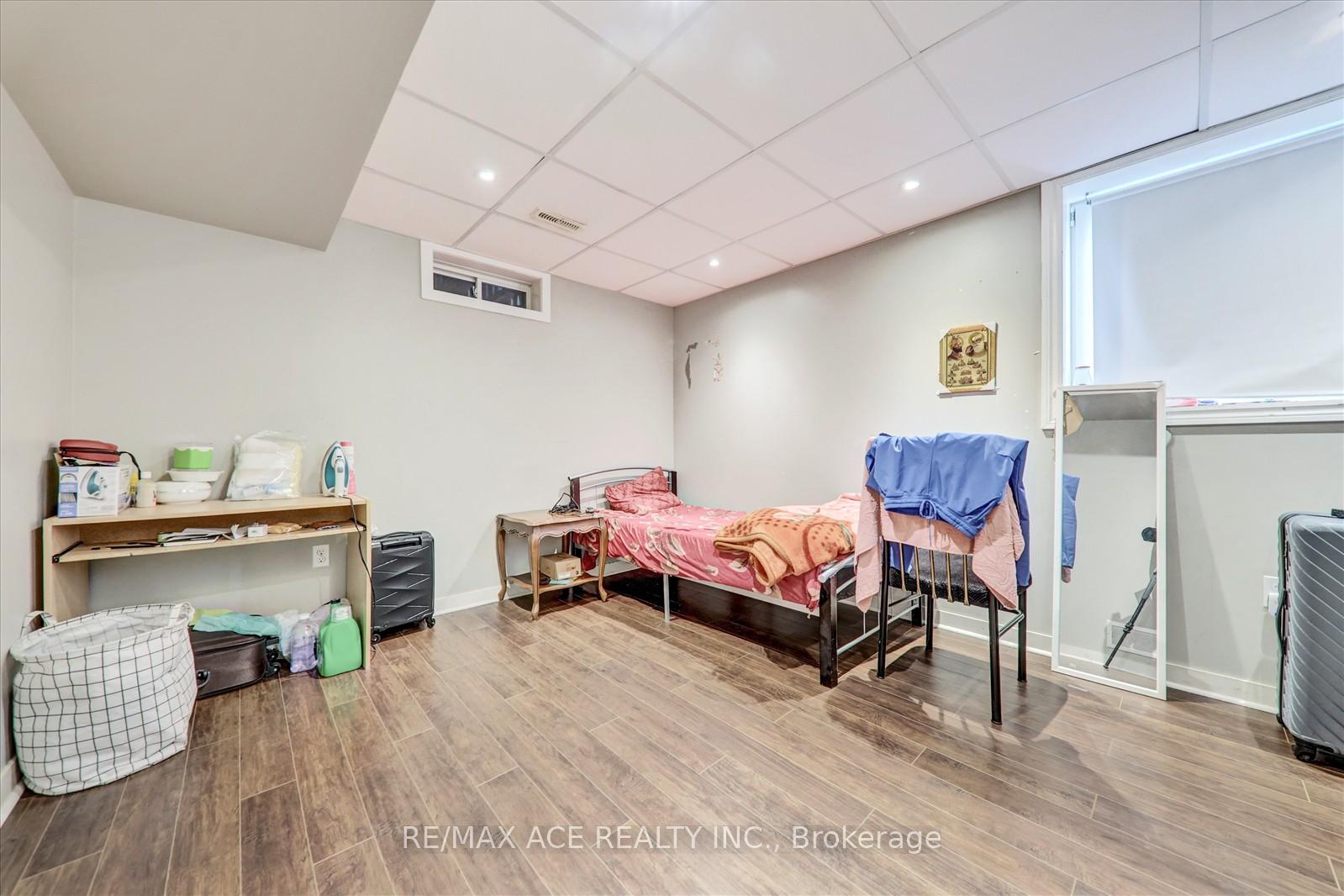 Photo 35 of 303 Spillsbury Drive, Peterborough, Otonabee Ward 1 — HOMEH