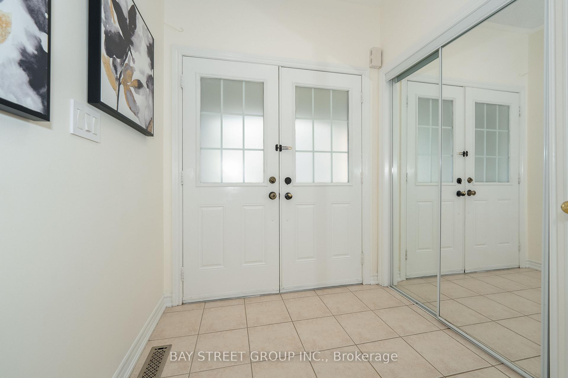 Photo 2 of 243 Zokol Drive, Aurora, Bayview Northeast — HOMEH