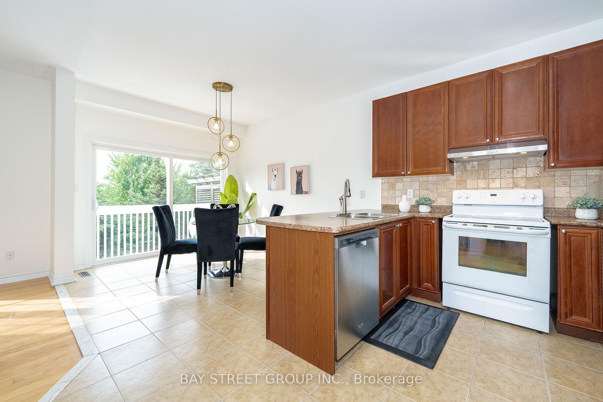 Photo 11 of 243 Zokol Drive, Aurora, Bayview Northeast — HOMEH