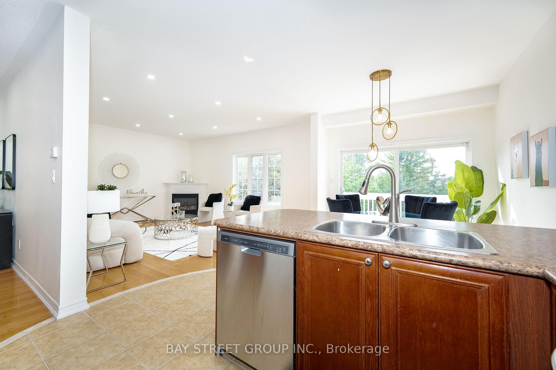 Photo 10 of 243 Zokol Drive, Aurora, Bayview Northeast — HOMEH