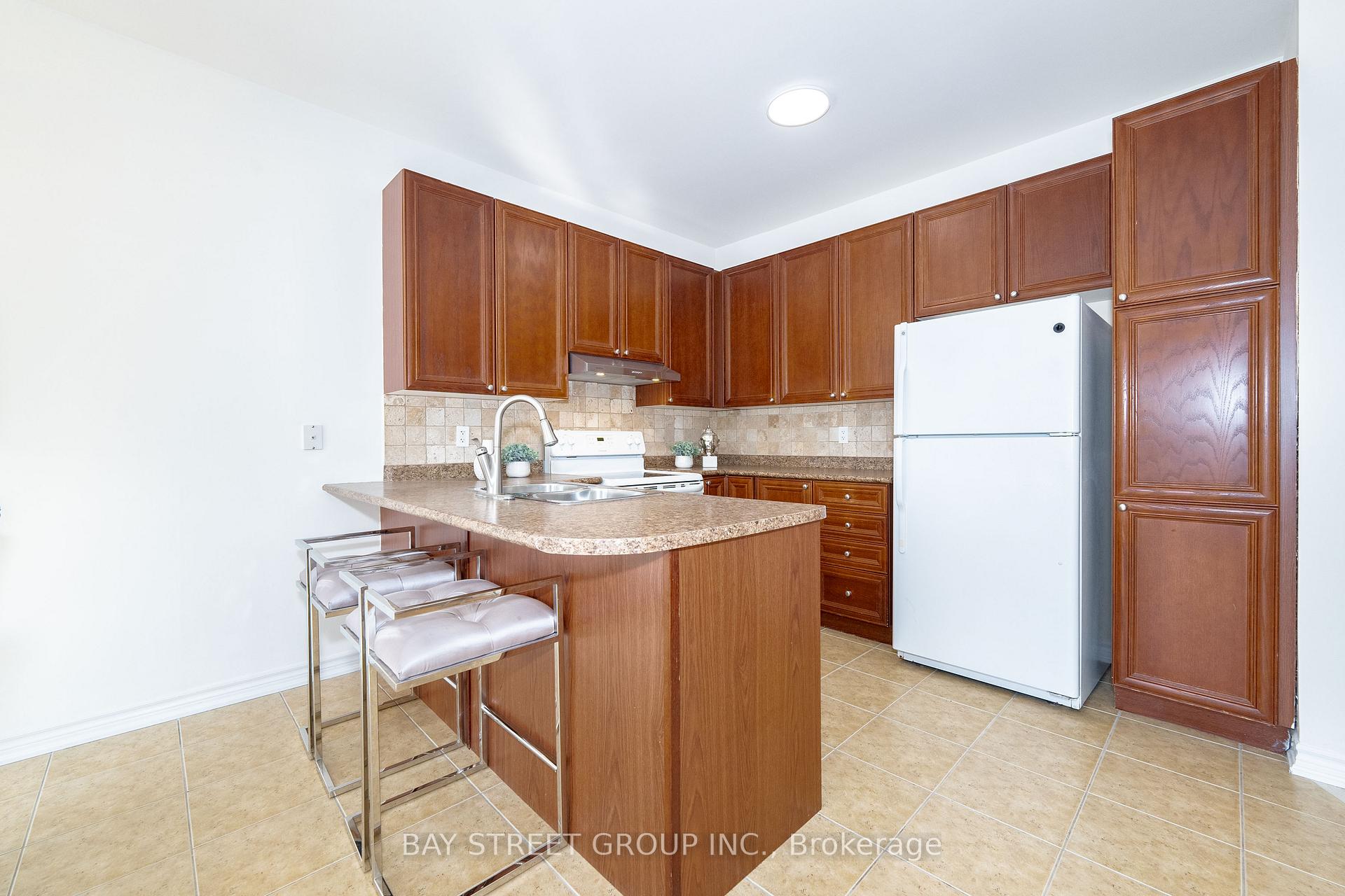 Photo 14 of 243 Zokol Drive, Aurora, Bayview Northeast — HOMEH