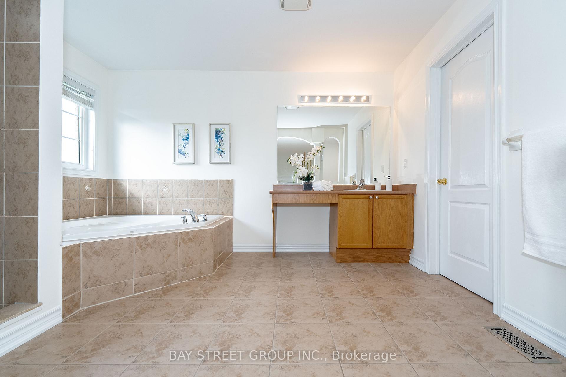 Photo 21 of 243 Zokol Drive, Aurora, Bayview Northeast — HOMEH
