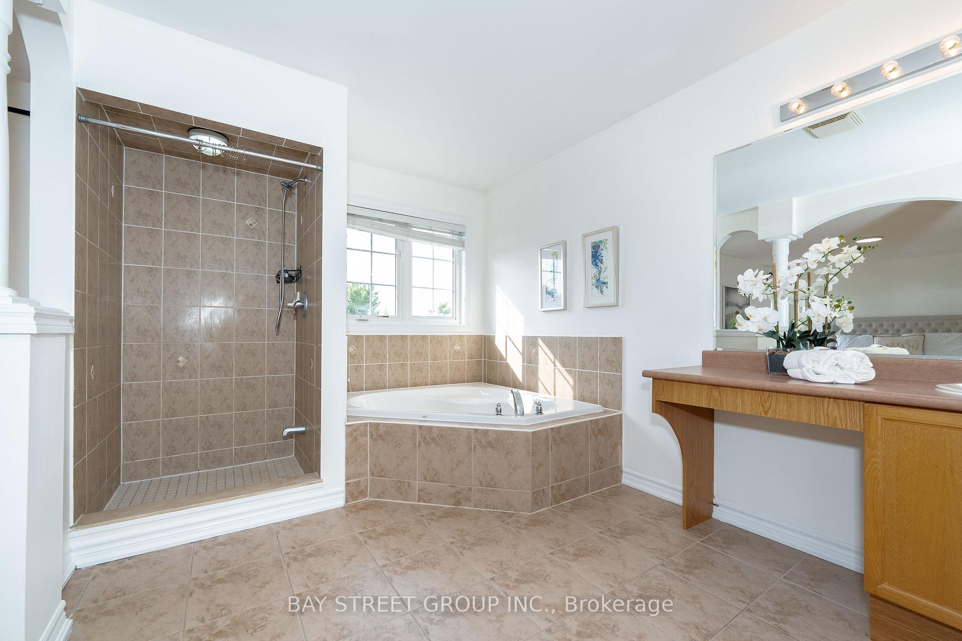 Photo 23 of 243 Zokol Drive, Aurora, Bayview Northeast — HOMEH