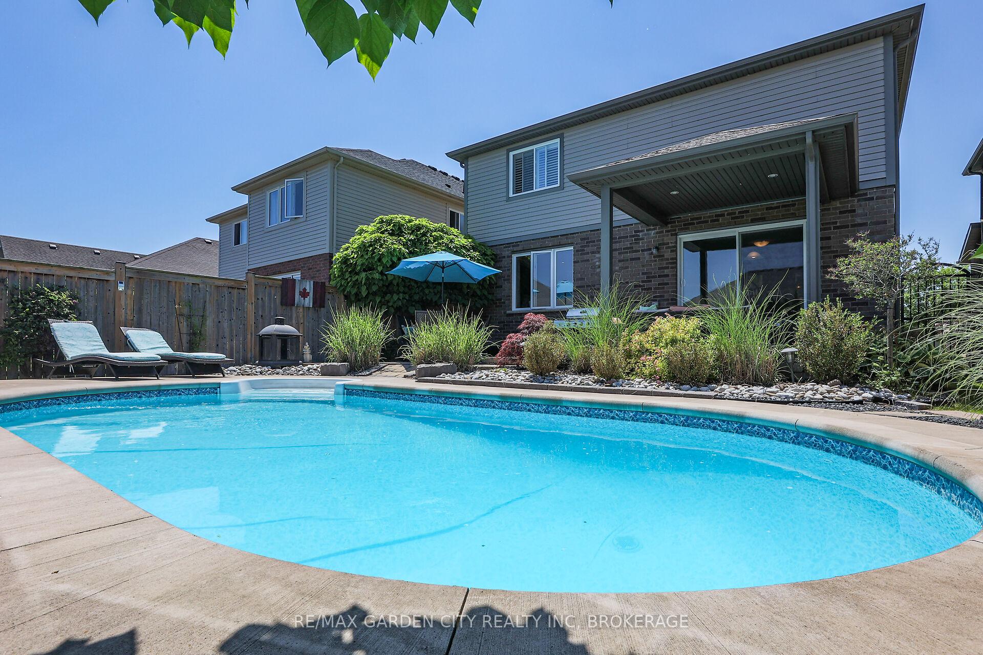 Photo 3 of 36 Silverwood Avenue, Welland, Coyle Creek — HOMEH