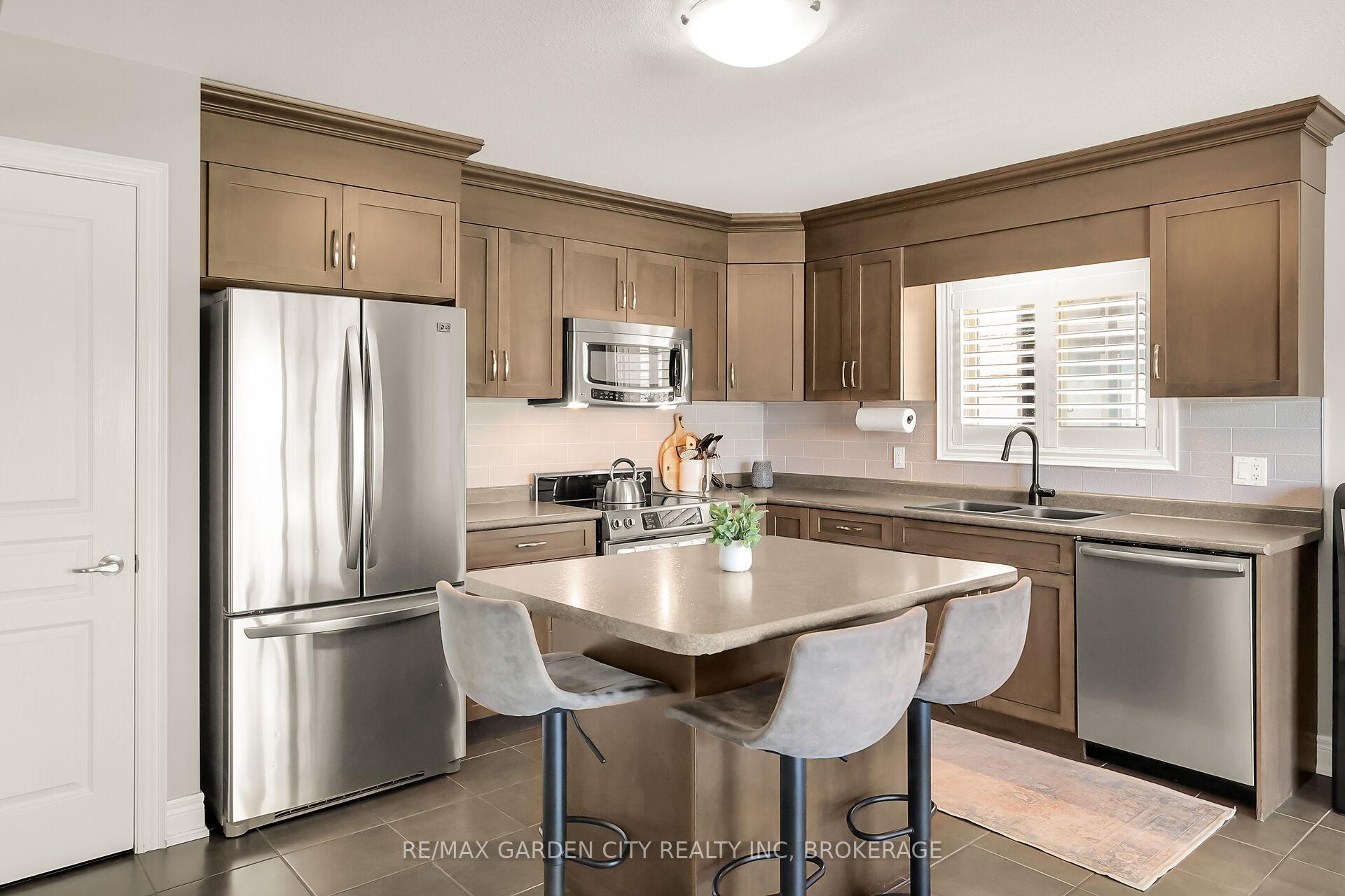 Photo 15 of 36 Silverwood Avenue, Welland, Coyle Creek — HOMEH
