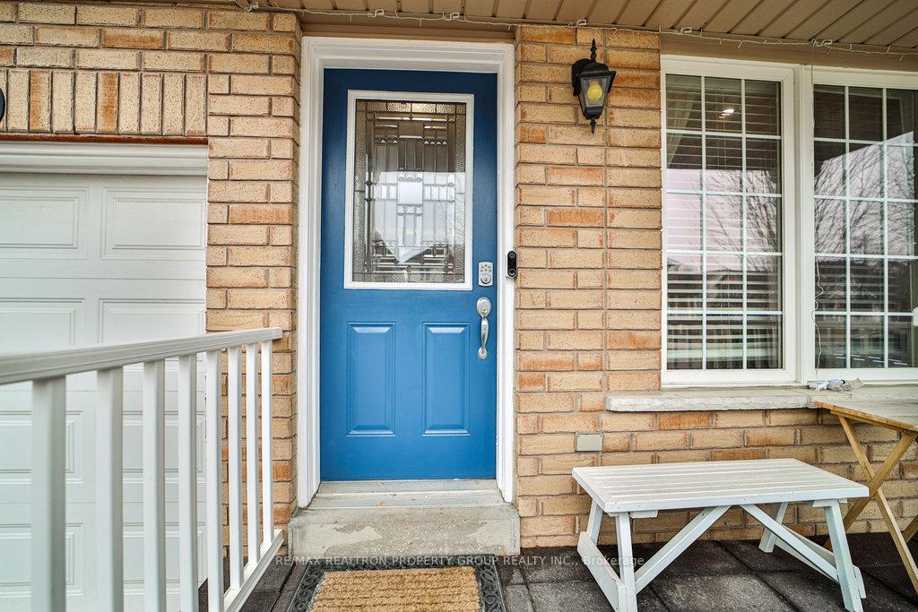 Photo 2 of 950 Taggart Crescent, Oshawa, Pinecrest — HOMEH
