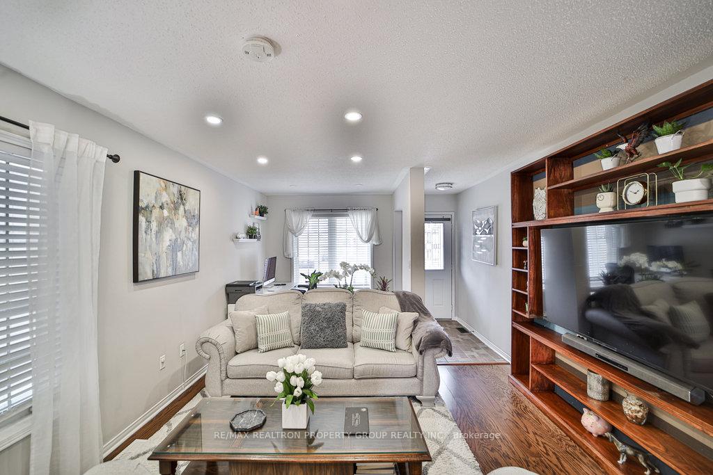 Photo 3 of 950 Taggart Crescent, Oshawa, Pinecrest — HOMEH
