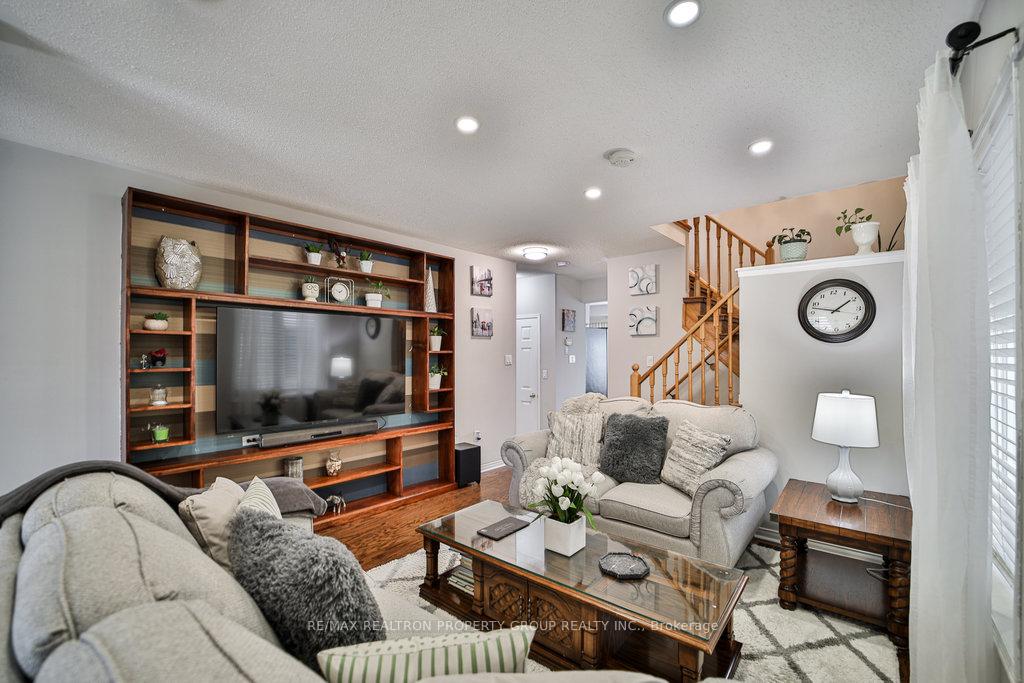 Photo 4 of 950 Taggart Crescent, Oshawa, Pinecrest — HOMEH