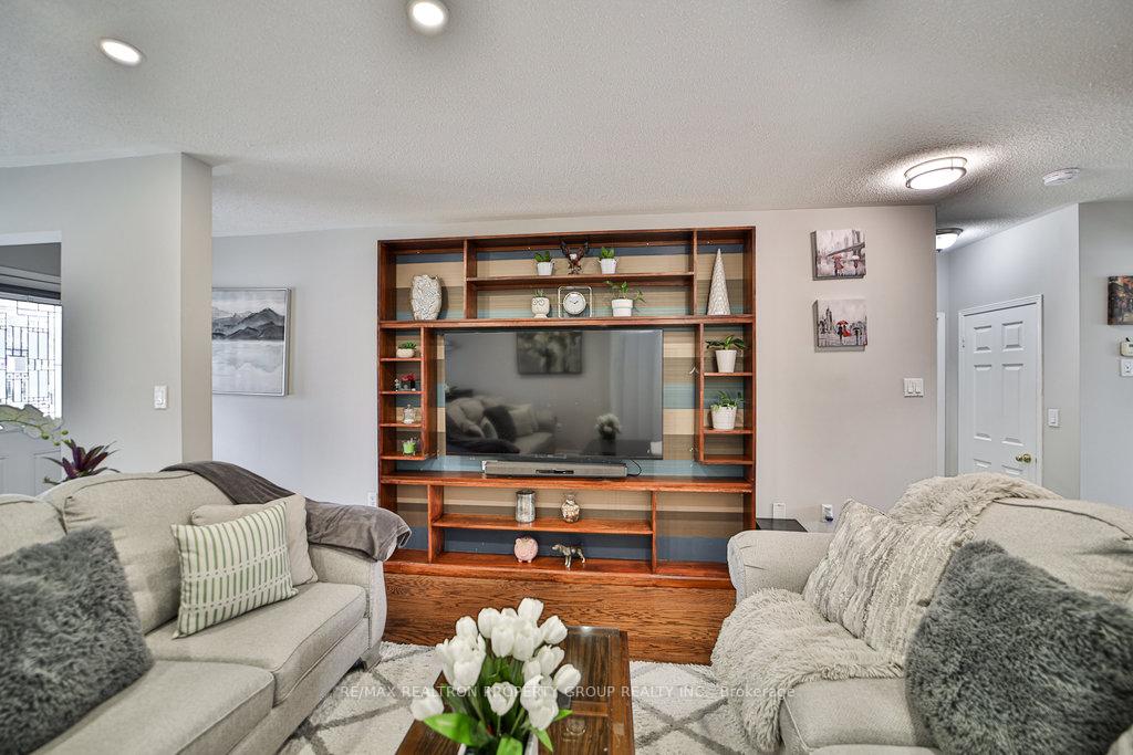 Photo 5 of 950 Taggart Crescent, Oshawa, Pinecrest — HOMEH
