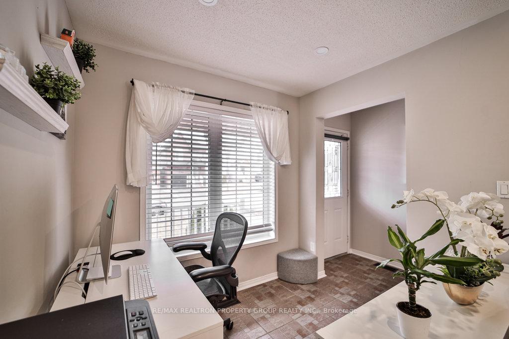 Photo 6 of 950 Taggart Crescent, Oshawa, Pinecrest — HOMEH