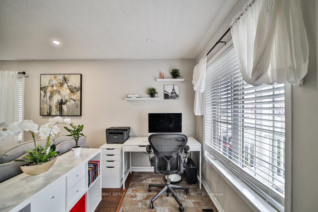 Photo 7 of 950 Taggart Crescent, Oshawa, Pinecrest — HOMEH