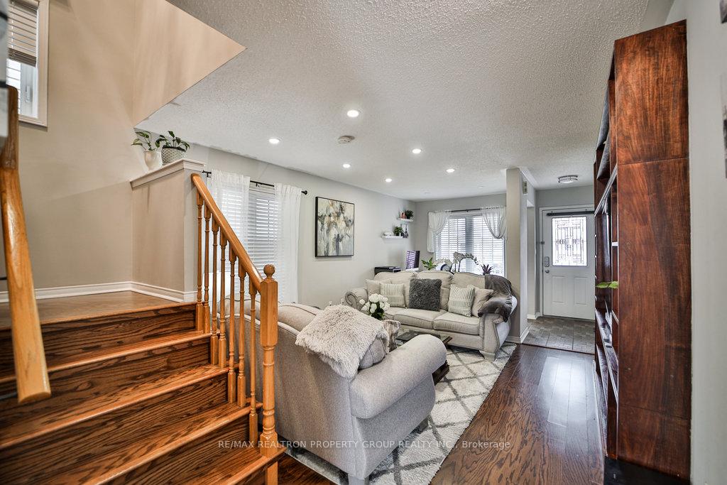 Photo 8 of 950 Taggart Crescent, Oshawa, Pinecrest — HOMEH