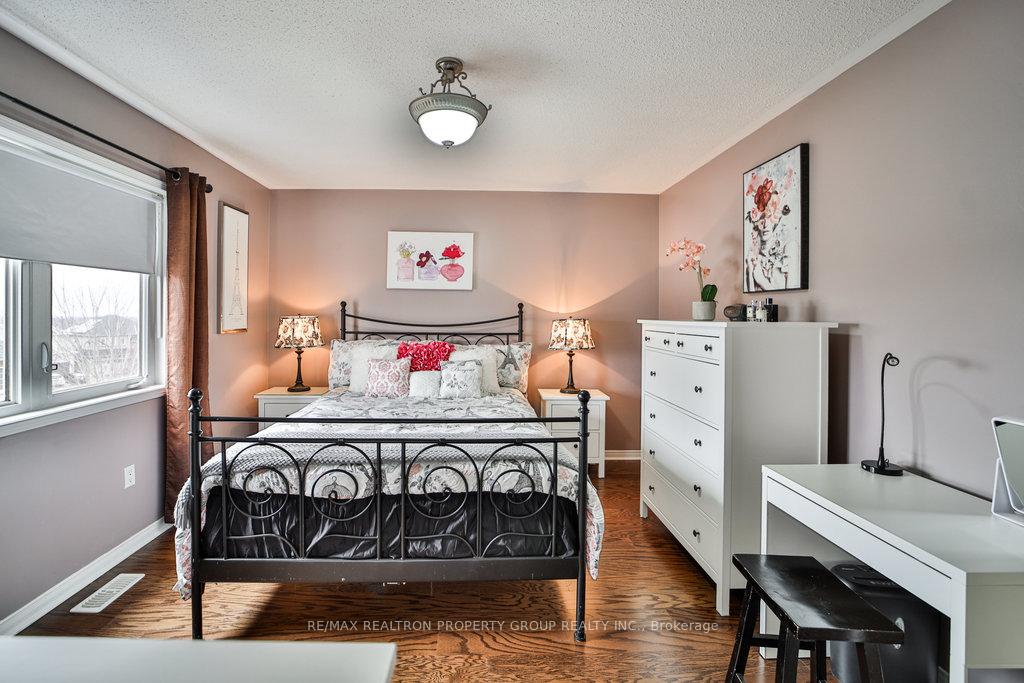 Photo 9 of 950 Taggart Crescent, Oshawa, Pinecrest — HOMEH