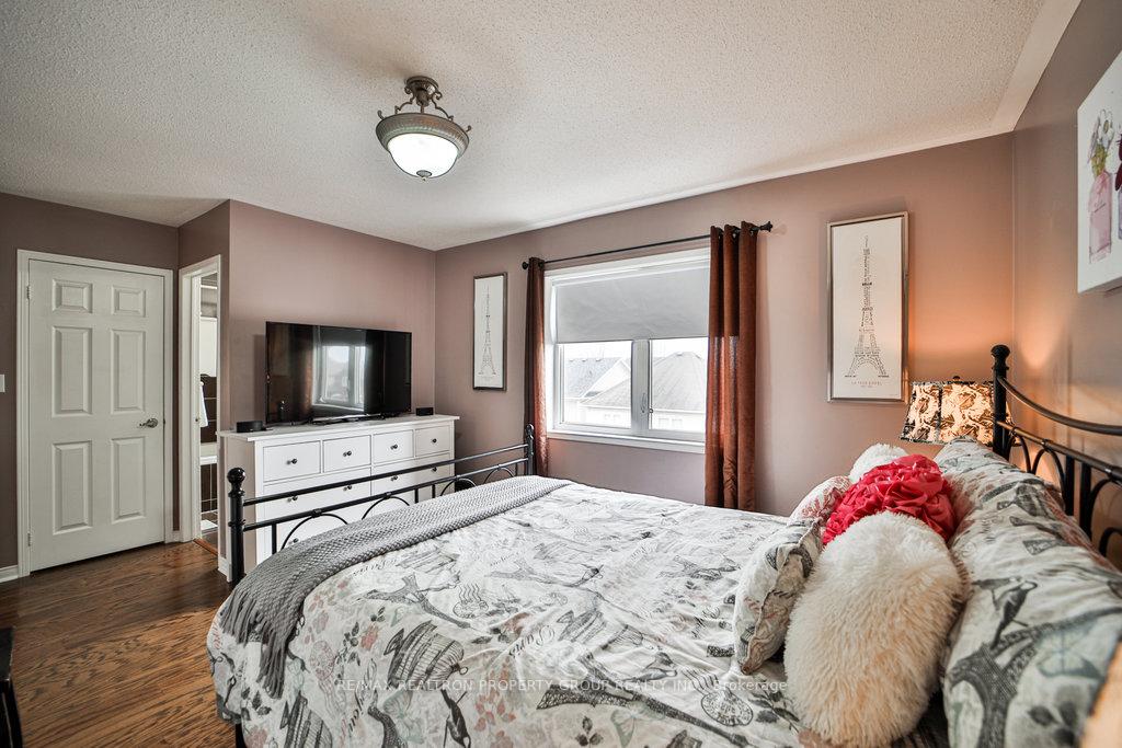 Photo 10 of 950 Taggart Crescent, Oshawa, Pinecrest — HOMEH