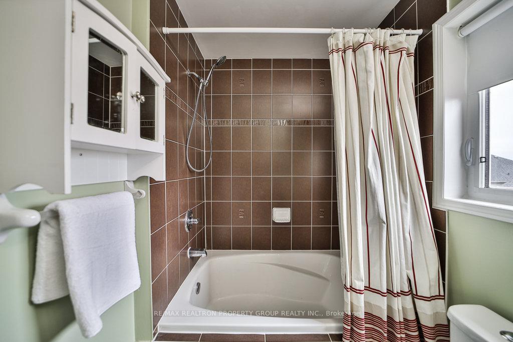 Photo 13 of 950 Taggart Crescent, Oshawa, Pinecrest — HOMEH