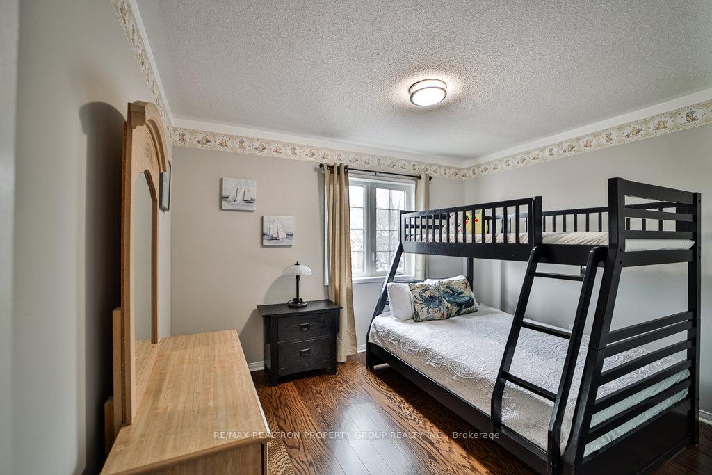 Photo 14 of 950 Taggart Crescent, Oshawa, Pinecrest — HOMEH